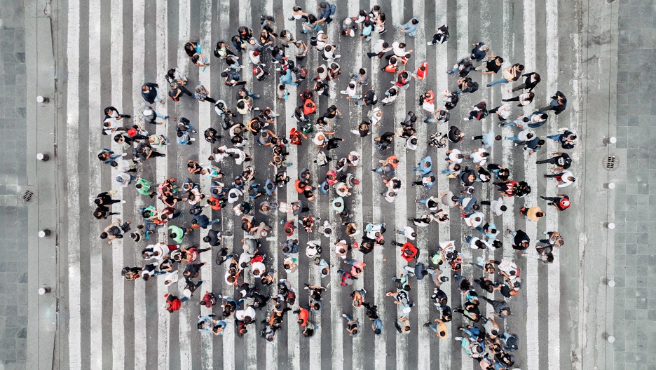 Un rassemblement de personnes observé d'en haut.