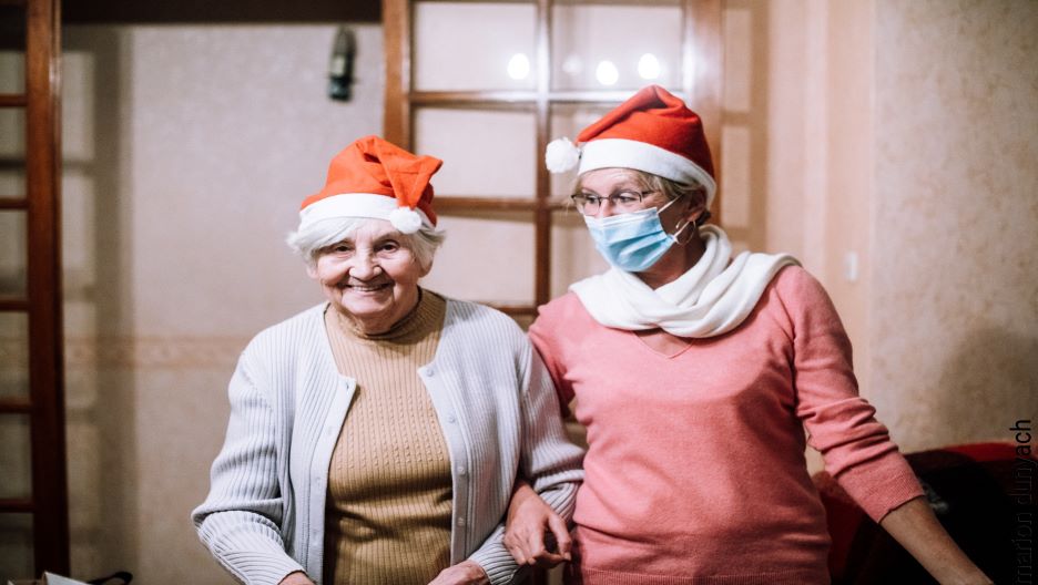 Personnes âgées célébrant Noël