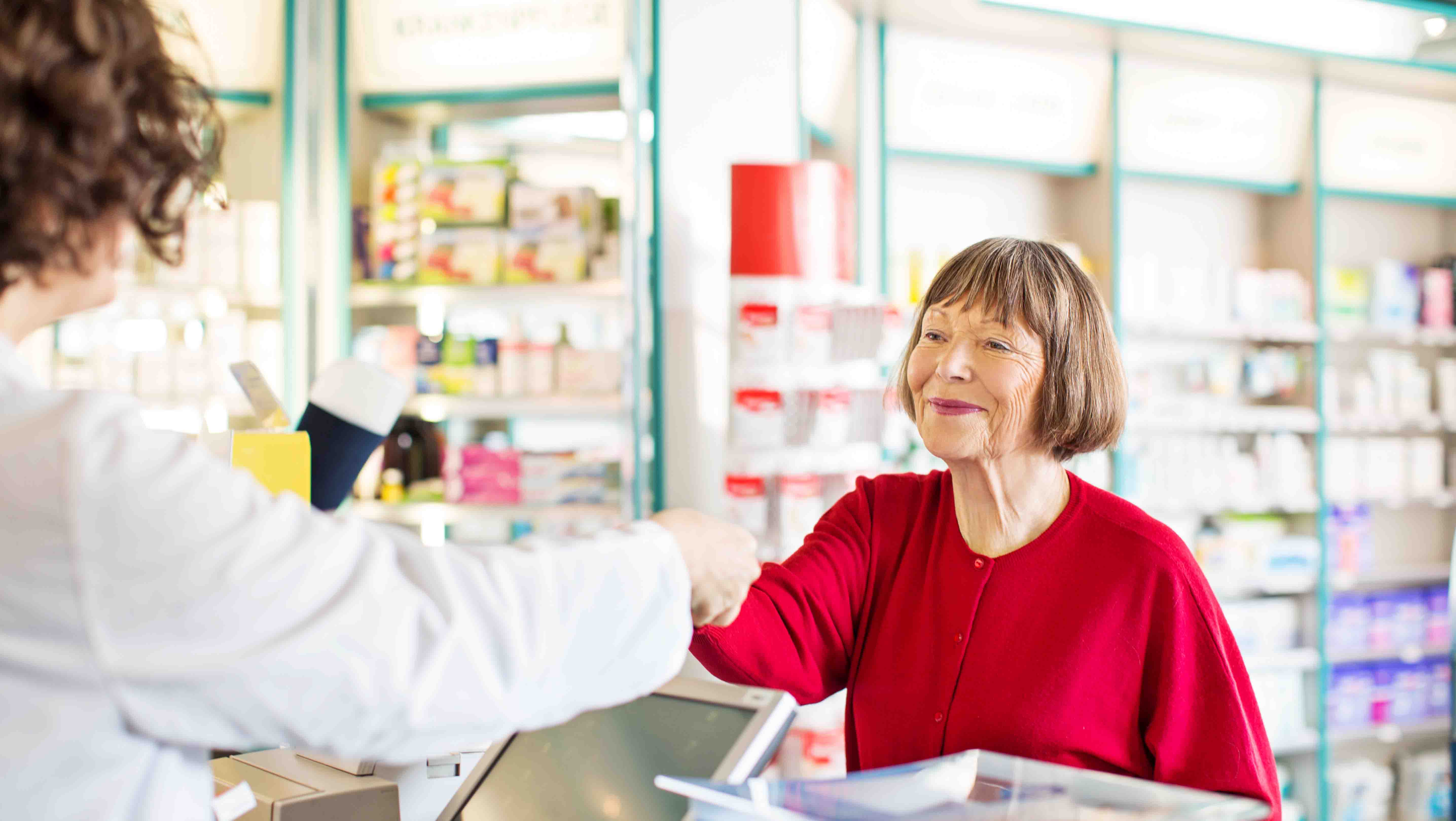Une dame à la pharmacie
