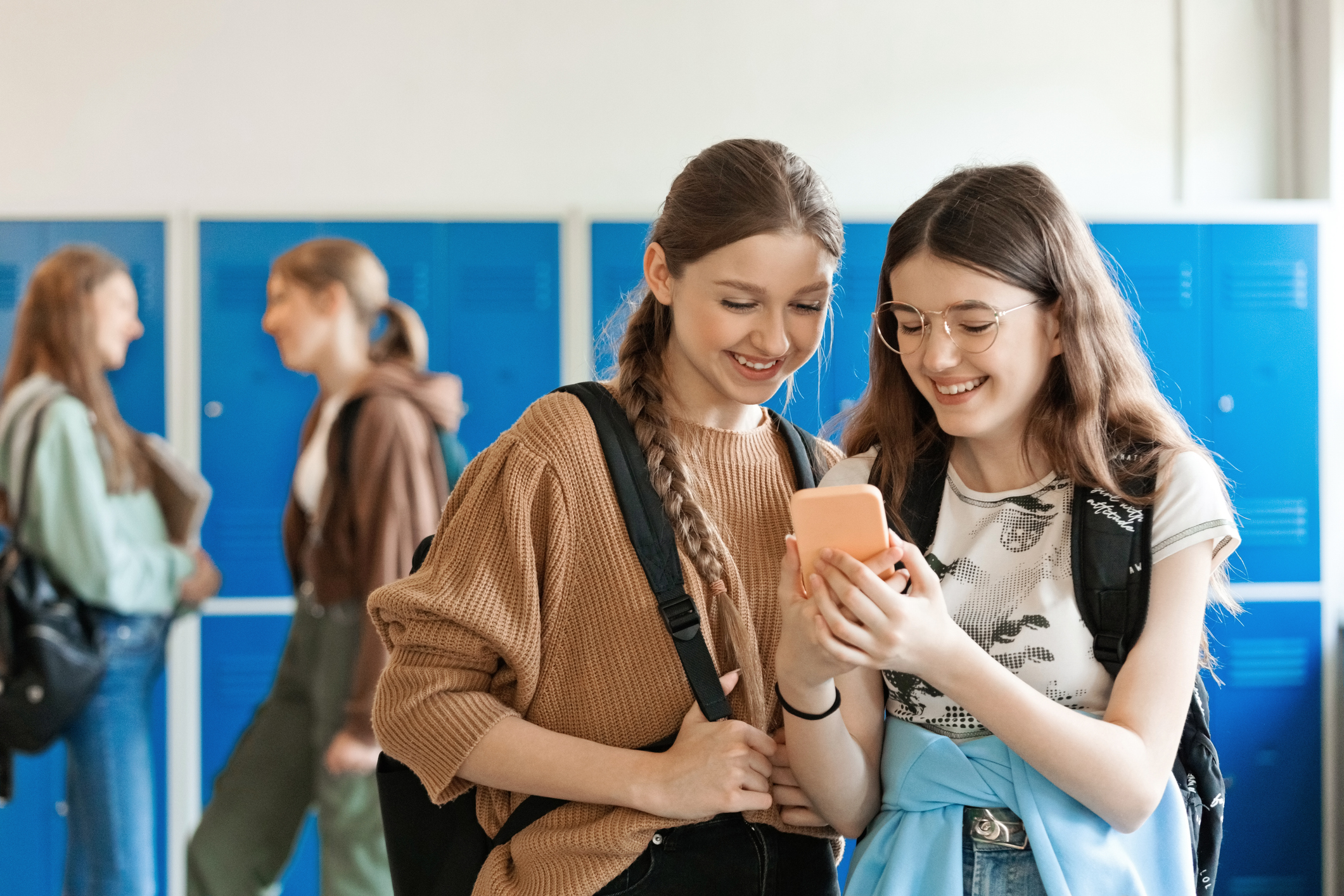 Interdire les smartphones au lycée, est‑ce une bonne stratégie pour protéger les adolescents ?