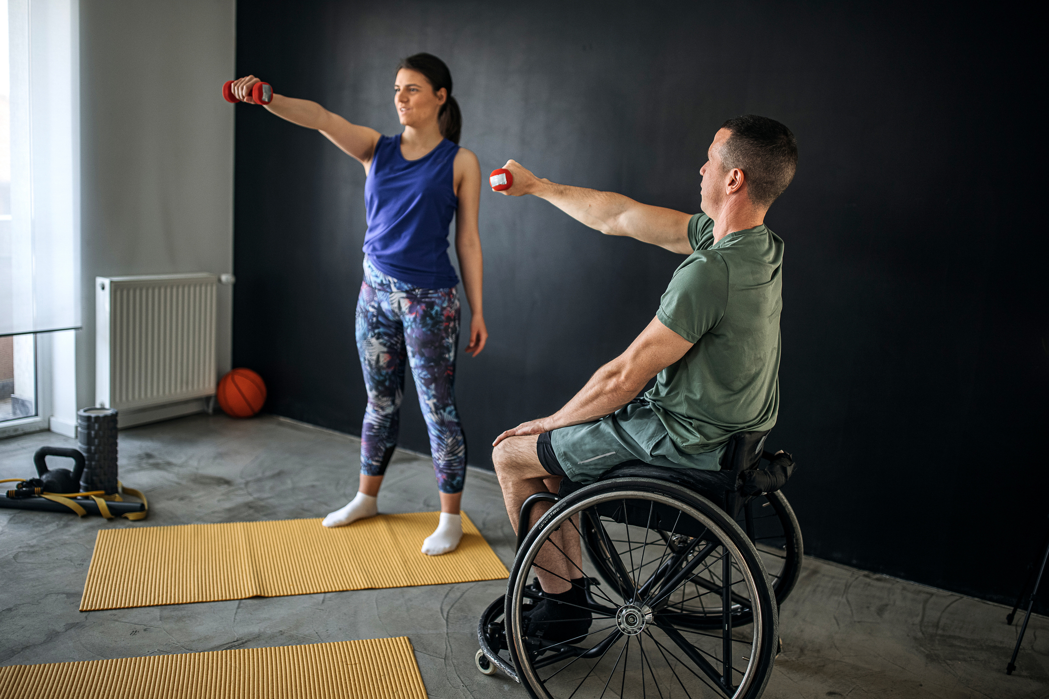 Un homme dans un fauteuil roulant faisant du sport