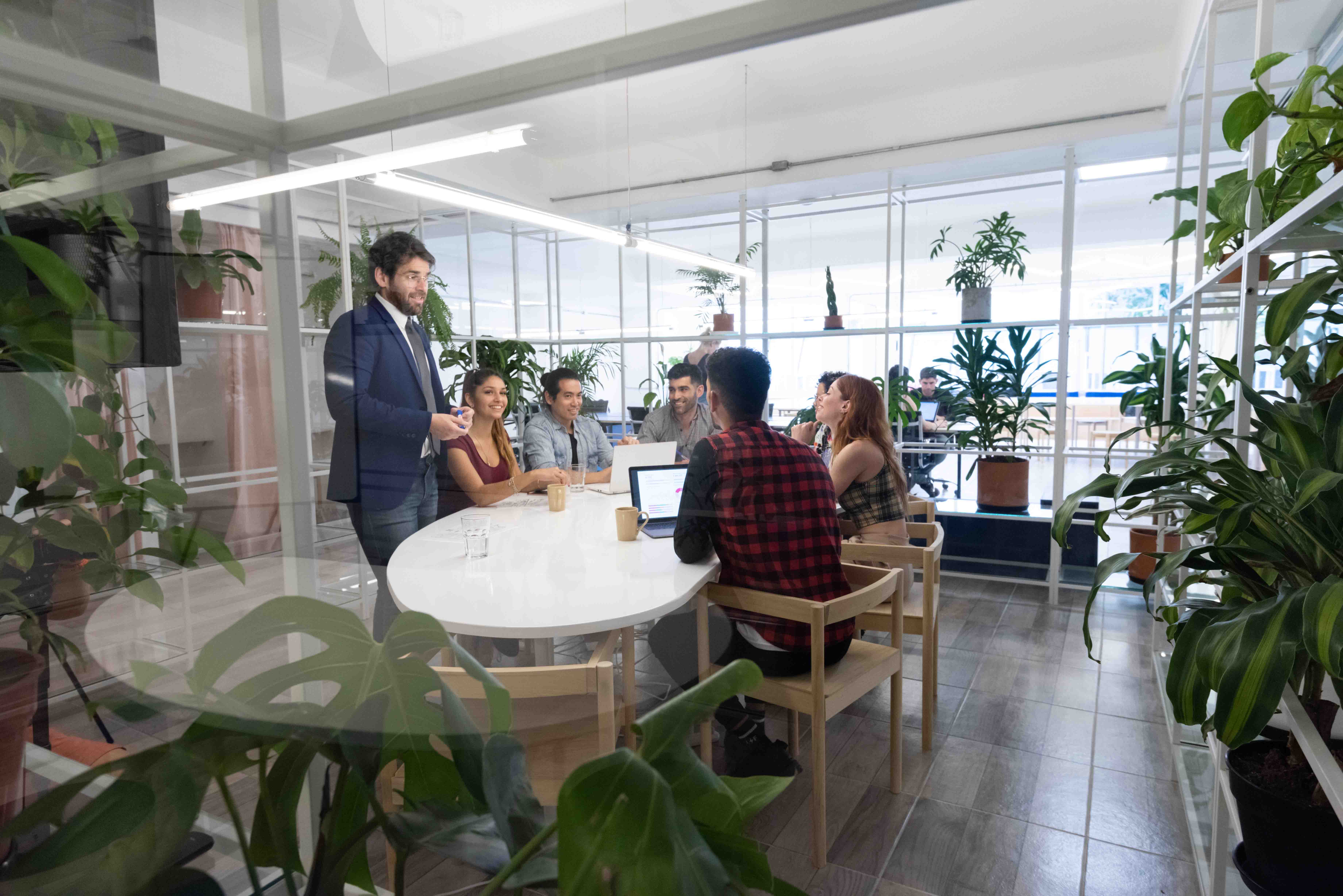 Un groupe de personnes réunies dans une salle au sein d'un environnement professionnel.