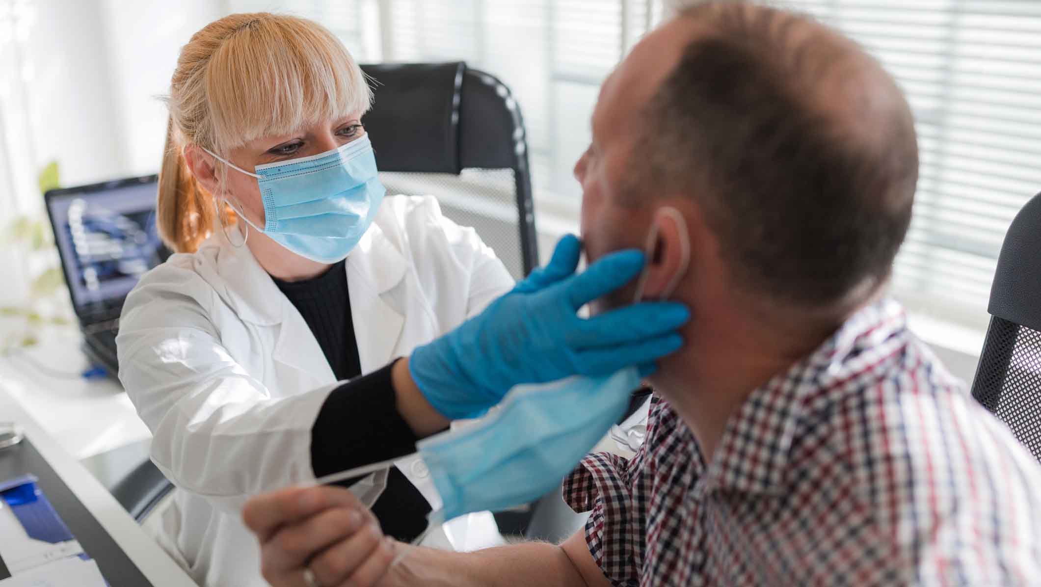 Un homme en consultation pour sa bouche