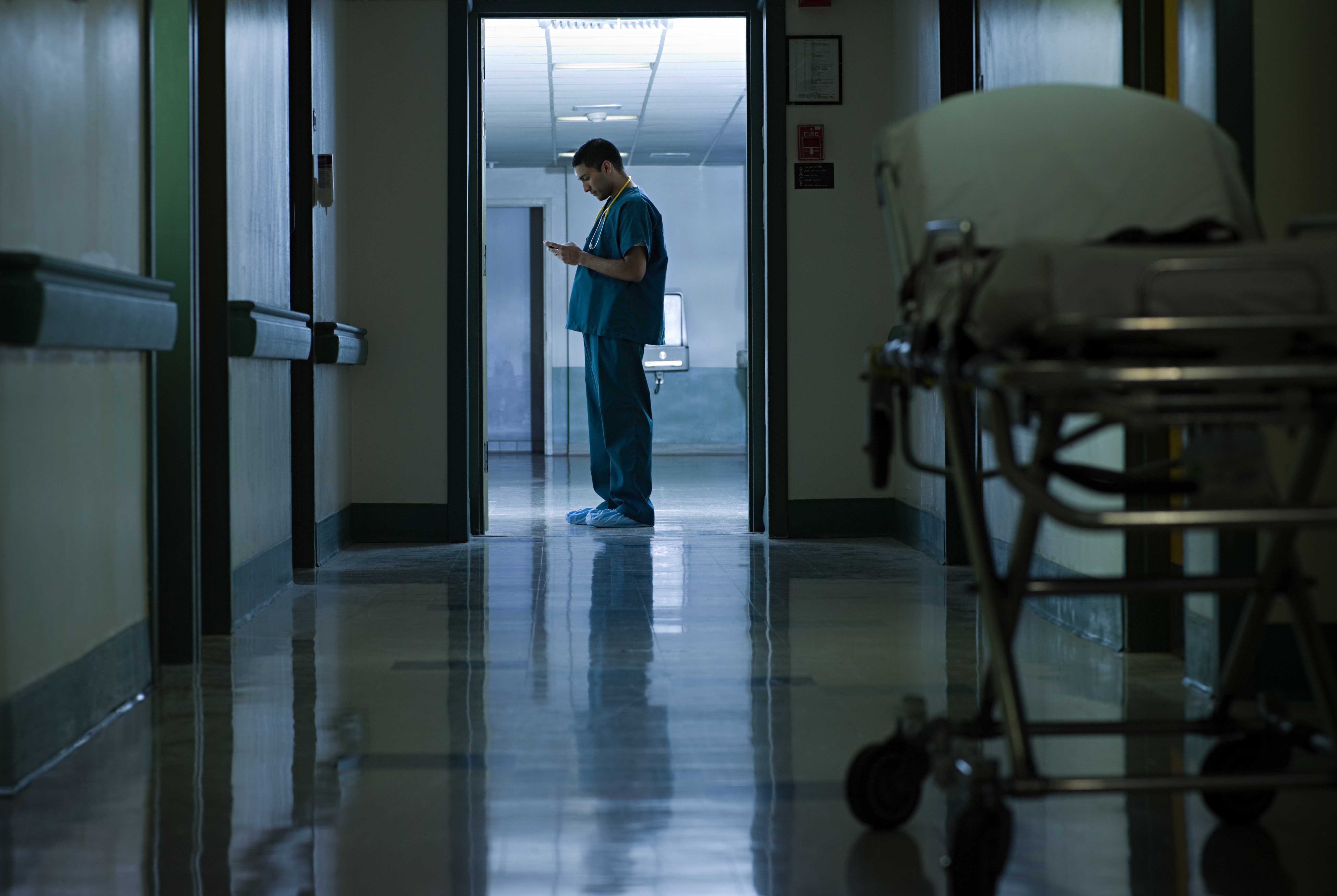 Un infirmier exerçant son travail durant un service de nuit.