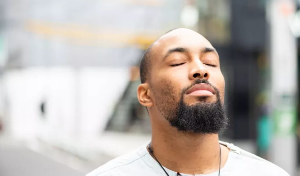 Un homme levant la tête au ciel