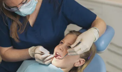 Caries chez l’enfant : à quoi sert le scellement des sillons dentaires ?