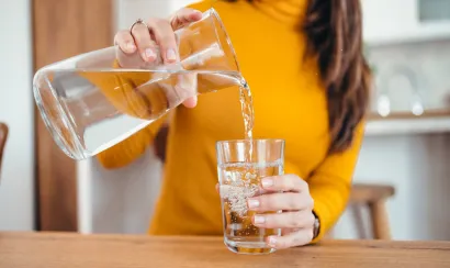 Eau du robinet ou eau en bouteille : quelle eau faut-il vraiment boire ?