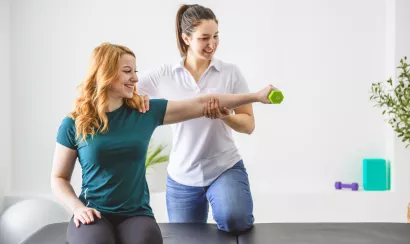 Une jeune femme en kinésithérapie