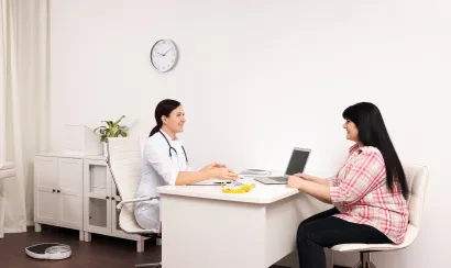 Femme qui consulte un soignant