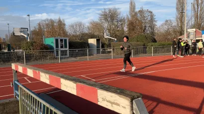 Femme qui fait de la course à pied dans un stade
