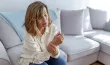 Une dame touchant son poignet