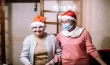 Personnes âgées célébrant Noël