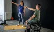 Un homme dans un fauteuil roulant faisant du sport