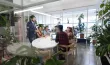 Un groupe de personnes réunies dans une salle au sein d'un environnement professionnel.