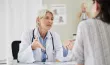 Un médecin parlant avec un patient