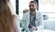 Un médecin en consultation à son bureau.
